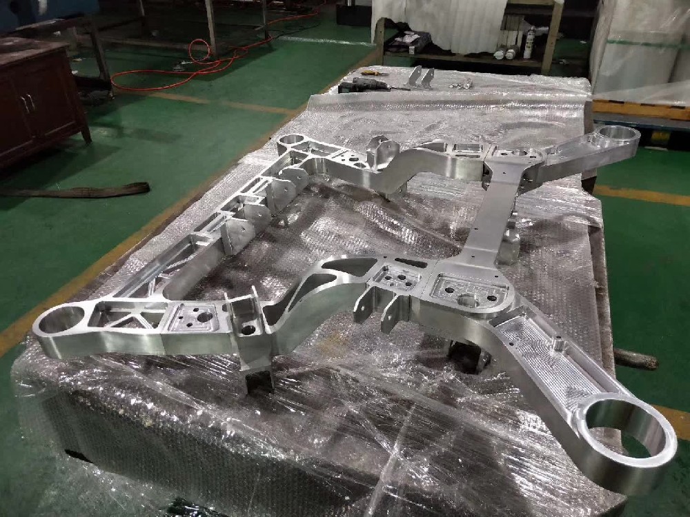 阳极处理,又称为阳极氧化处理,是一种金属表面处理工艺。它利用电化学的方法,在适当的电解液中,以金属作为阳极,通过施加一定的电压和电流条件,使阳极金属表面发生氧化反应,从而在金属表面形成一层氧化膜。